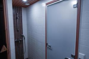 baño con cabina de ducha con puerta de cristal en Holiday Home Tokka at Iso-Syöte en Syöte