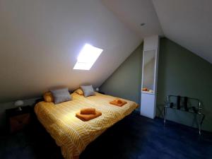 een slaapkamer met een bed met twee handdoeken erop bij Beachhouse ZeeZuid. in Egmond aan Zee