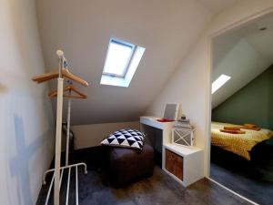 Habitación pequeña en el ático con cama y ventana en Beachhouse ZeeZuid., en Egmond aan Zee