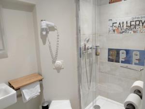 a bathroom with a shower and a toilet at Urban Style Arl HOTEL in Arles