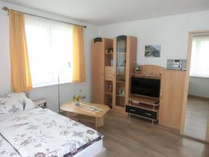 Postel nebo postele na pokoji v ubytování Bungalow Familie Trieglaff mit Carport und Wlan