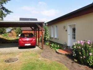 Zahrada ubytování Bungalow Familie Trieglaff mit Carport und Wlan