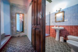 W łazience znajduje się umywalka, toaleta i lustro. w obiekcie 7 Pisos Casa Rural de Pueblo w mieście Cocentaina