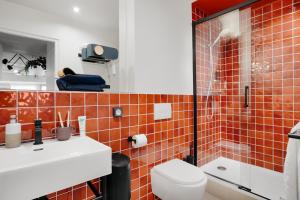 パリにあるEdgar Suites Vicat - Porte de Versaillesのバスルーム(トイレ、洗面台、シャワー付)