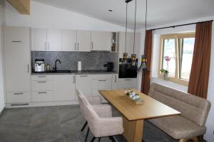 Kuchyň nebo kuchyňský kout v ubytování Appartements Plus