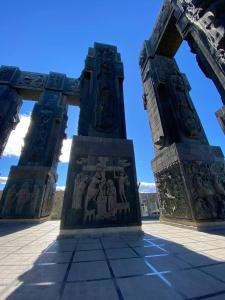 Un arco con una estatua en el medio en Georgian StonehengEEE en Tiflis