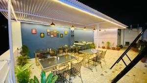 Hotel Pulse Inn Jaipur 레스토랑 또는 맛집