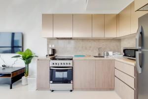 Kuchyň nebo kuchyňský kout v ubytování GreenFuture - A A Tower - One Bedroom