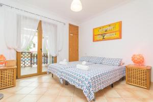 ein Schlafzimmer mit einem Bett in einem Zimmer mit einem Fenster in der Unterkunft Villa Ewa by Slow Villas in Cala Pi