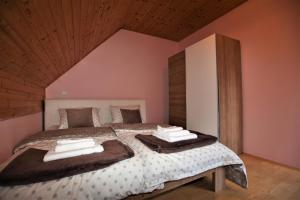 1 dormitorio con 1 cama grande y techo de madera en Holiday Home Kali, en Hočko Pohorje