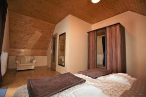 1 dormitorio con 1 cama grande y 1 silla en Holiday Home Kali, en Hočko Pohorje
