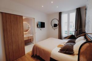 a hotel room with a bed and a window at Le Rose Thé in La Ciotat