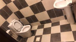 a bathroom with a toilet and a sink at السعاده للشقق المفروشة in Al Madinah