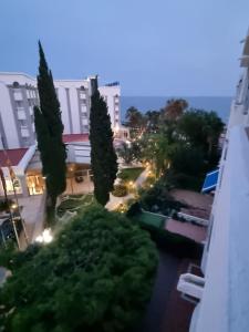 einen Balkon mit Blick auf Bäume und Gebäude in der Unterkunft Apartemento SOL in Alcossebre