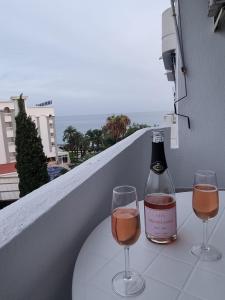 eine Flasche Wein und zwei Gläser auf einem Tisch in der Unterkunft Apartemento SOL in Alcossebre