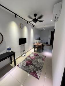 sala de estar con mesa y ventilador de techo en Apartment with 2 Bedrooms, Trefoil @ Setia City (Imperia Asia Guest House), en Shah Alam