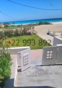 uma casa com uma placa na frente de uma praia em villa s+5 pied dans l'eau Plage Ezzahra 22993892 em Kelibia