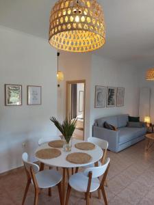 Χώρος καθιστικού στο Mati- Cozy apartment- Close to the beach of Almyrida with a shared Pool