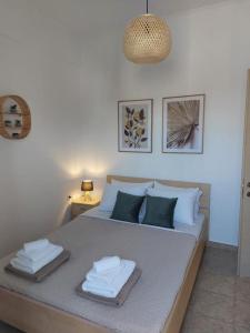 Ένα ή περισσότερα κρεβάτια σε δωμάτιο στο Mati- Cozy apartment- Close to the beach of Almyrida with a shared Pool