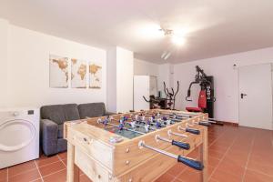 sala de estar con futbolín en Casa adosada familiar en complejo con piscina - Bel Air 28, en Estepona