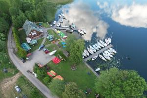 eine Luftansicht einer Gruppe von Booten, die an einem Yachthafen geparkt sind in der Unterkunft Przystań Stary Folwark in Stary Folwark
