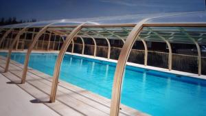 a view of a swimming pool under a building at les Bains de Mer in Grandcamp-Maisy