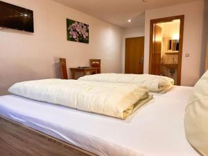 Postel nebo postele na pokoji v ubytování Hotel Gasthof Altmann