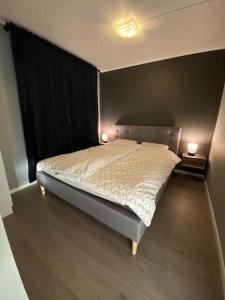- une chambre dotée d'un lit avec deux lumières dans l'établissement Jotunheimen/Besseggen/7ppl/View/Amazing hikes, à Randsverk