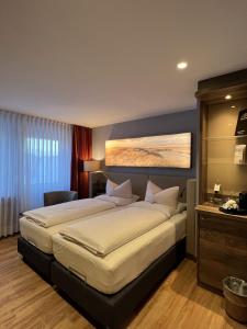 ein Schlafzimmer mit einem großen Bett in einem Zimmer in der Unterkunft Hotel Restaurant Ennen in Norderney