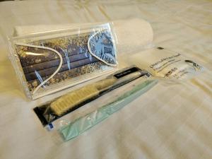 un recipiente de plástico con una navaja de afeitar y un cepillo de dientes en 無料wi-fi JING HOUSE 秋葉原 電動自転車レンタル en Tokio