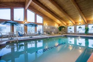 Πισίνα στο ή κοντά στο AmericInn by Wyndham North Branch