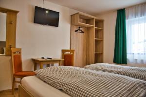 Postel nebo postele na pokoji v ubytování Hotel Gasthof Altmann