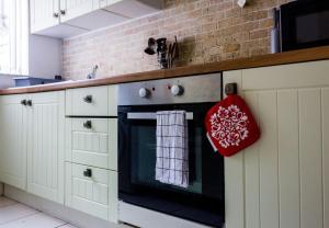 una cocina con fogones y una toalla en el horno en Modern 4 Bed House Sleep 7, en Liverpool