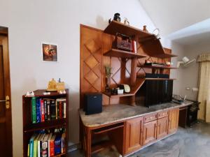 een kamer met een boekenplank en een bureau bij Alite Posh 4 BHK Villa in Thrissur Town in Trichūr