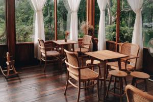 a restaurant with tables and chairs in a room with windows at บ้านนาก๋างโต้ง Baan Na Kang Tong in Ban Kot +123 photos