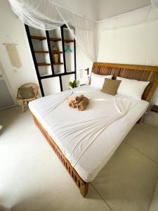 een hond ligt op een groot bed bij Villa Fauna in Ahangama
