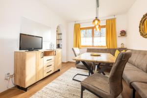 un salon avec une table et un canapé dans l'établissement Ferienwohnung Scheibe, à Neustift im Stubaital