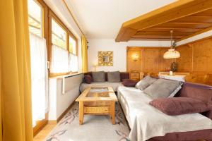 un salon avec un canapé et une table dans l'établissement Ferienwohnung Scheibe, à Neustift im Stubaital