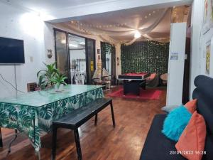 ein Wohnzimmer mit einem Tisch und einem Sofa in der Unterkunft JOIZ HOMESTAY in San Pedro