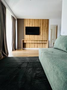 - une chambre avec un lit et une télévision à écran plat dans l'établissement Boutique Villa Isabelle, à Predeal