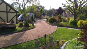 un jardín con un camino sinuoso en una casa en La Vallée du Cher, en Monthou-sur-Cher 41 fotos más
