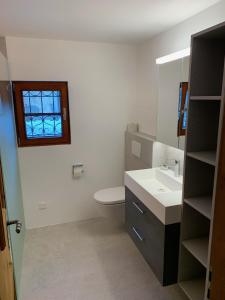 シュクオルにあるChasa Sager 2のバスルーム(トイレ、洗面台付)、窓が備わります。
