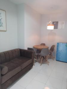 Χώρος καθιστικού στο AR Putra at Sentul Tower Apartment by Rindu