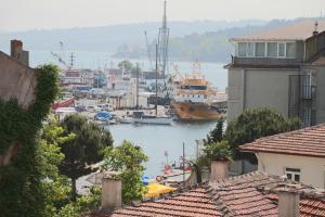 Blick auf einen Hafen mit Booten im Wasser in der Unterkunft Otel 57 in Sinop