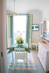 een keuken met een tafel en een eetkamer met een raam bij DAI MORI in Palermo