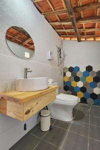 uma casa de banho com um lavatório, um WC e um espelho. em Lim Village - Nam Ban em Namban