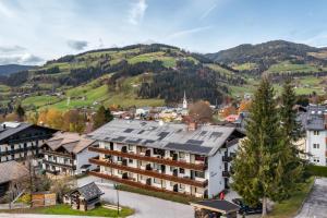 um edifício com painéis solares no telhado de uma aldeia em Pongauerland 22 Wagrain em Wagrain