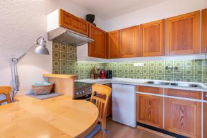 uma cozinha com armários de madeira e uma mesa de madeira em Pongauerland 22 Wagrain em Wagrain