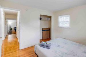 Gallery image of Amazing Ranch Mins away from Airprt/RIT/DWTN/UofR in Rochester