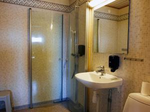 La salle de bains est pourvue d'un lavabo et d'une douche. dans l'établissement First Camp Ansia - Lycksele, à Lycksele